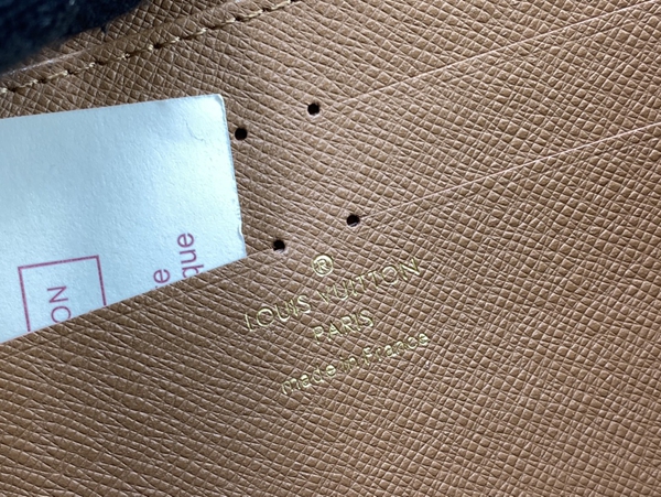 LVコピーウォレット着用イメージ